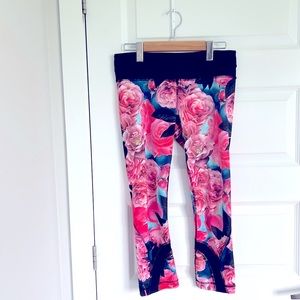 Lululemon cropped work out pants.